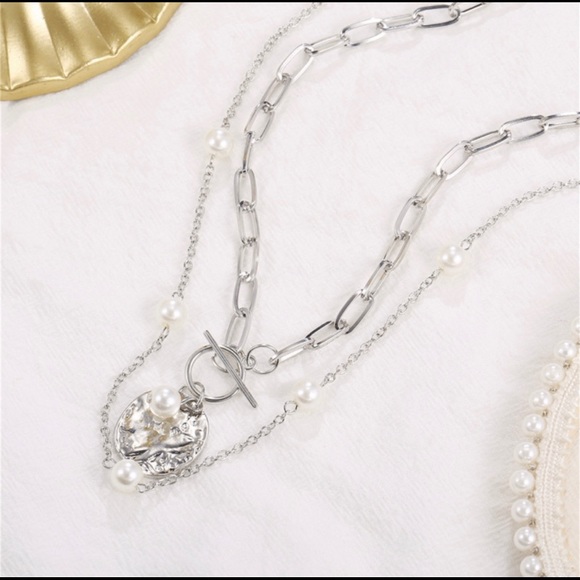 🌻2/$10.00🌻Faux Pearl & Disk Layered Necklace - Picture 2 of 5